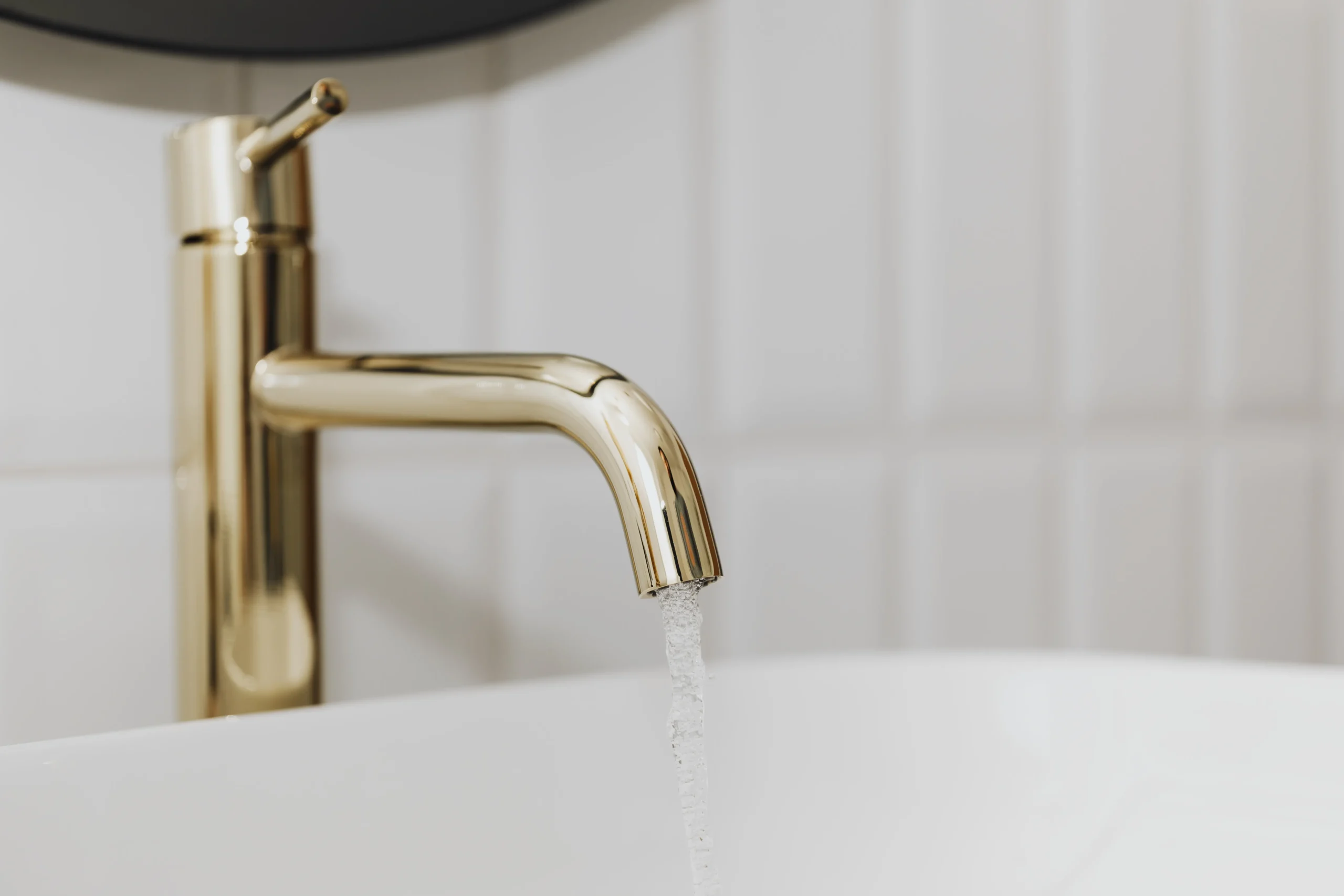 Altın renk lavabo bataryası – modern banyo su armatürleri tasarımı
