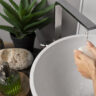 Krom lavabo bataryası ile el yıkama – banyo su armatürleri kullanımı