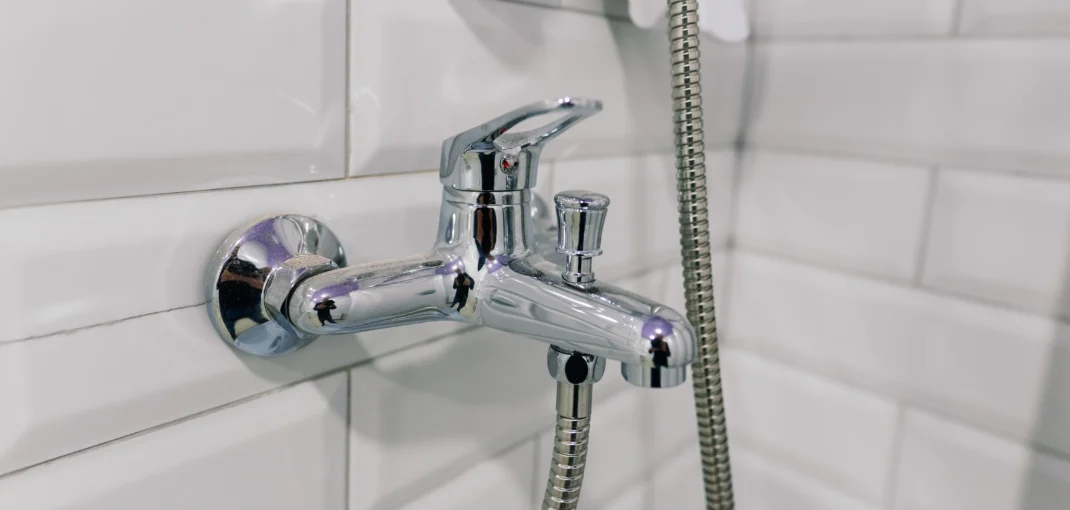 Duvara monteli krom banyo bataryası – banyo bataryası alırken yapılan hatalara örnek