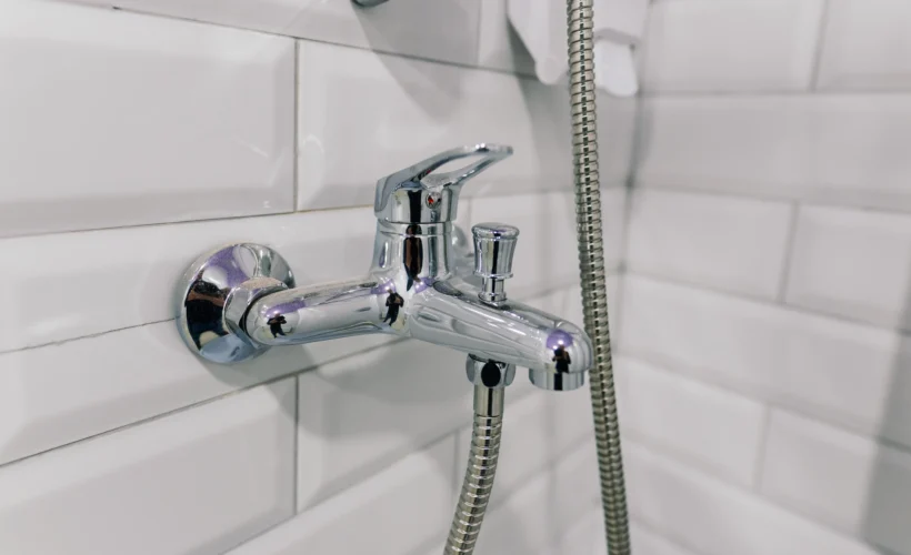 Duvara monteli krom banyo bataryası – banyo bataryası alırken yapılan hatalara örnek