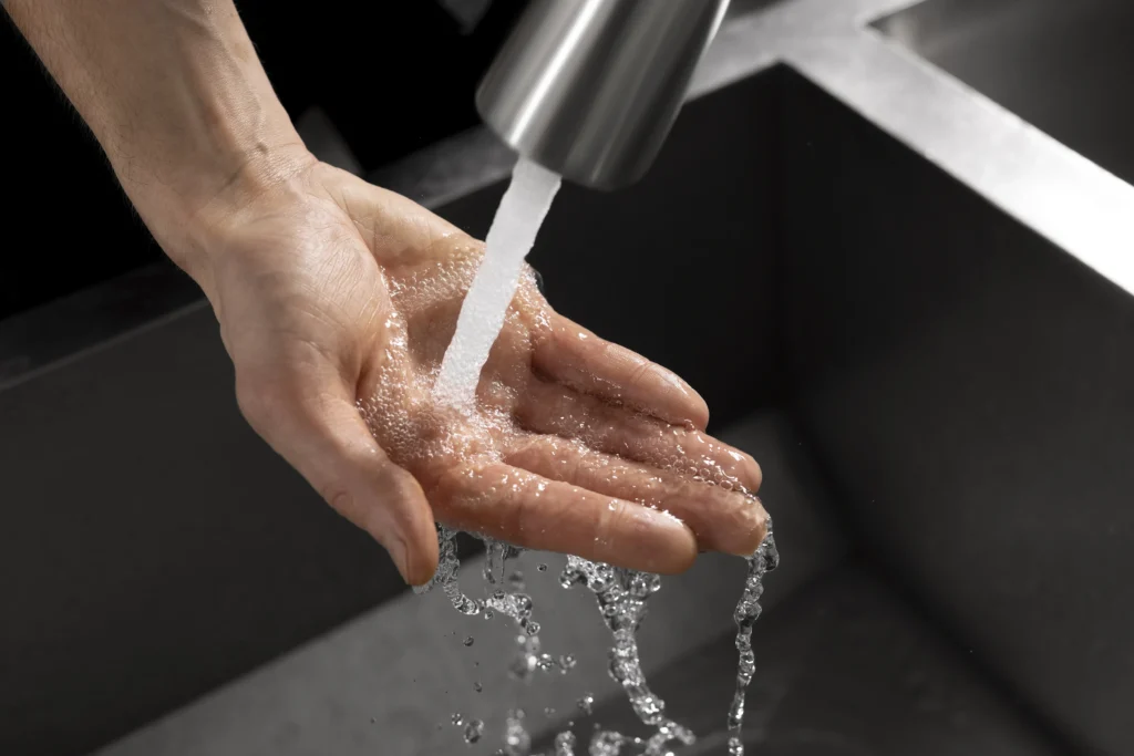 Modern lavabo bataryası ile el yıkama – banyo su armatürleri