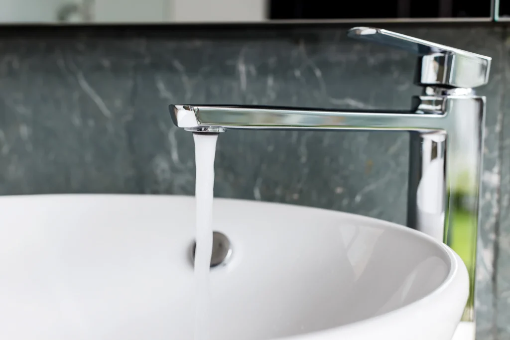 Modern lavabo bataryası, şık tasarımlı banyo su armatürleri örneği